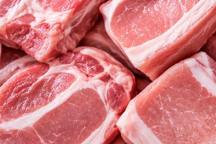 Cortes de carne de cerdo frescos.